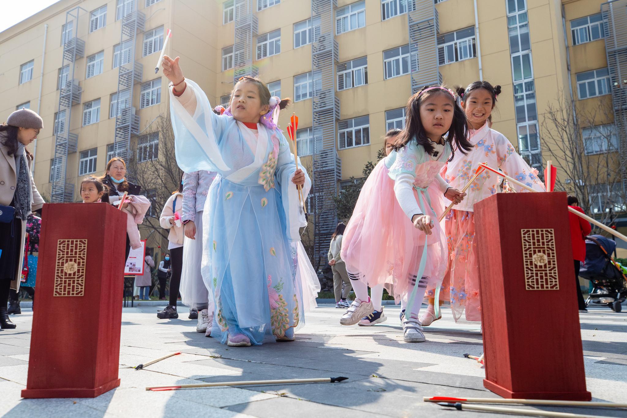 宁波海曙:萌娃学古礼|汉服|游园会|投壶_新浪新闻
