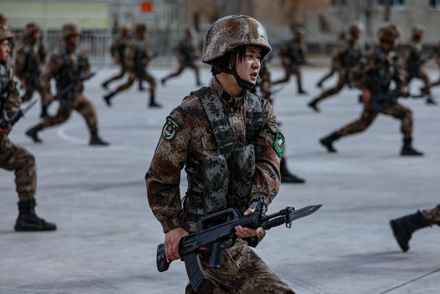 她们面庞清秀却眼神坚毅手中紧握钢枪喊杀声阵阵这群"00后"女兵从未轻