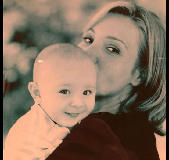 戏中钱德勒的父母在他很小的时候,就离异了;戏外马修·派瑞的父母也一