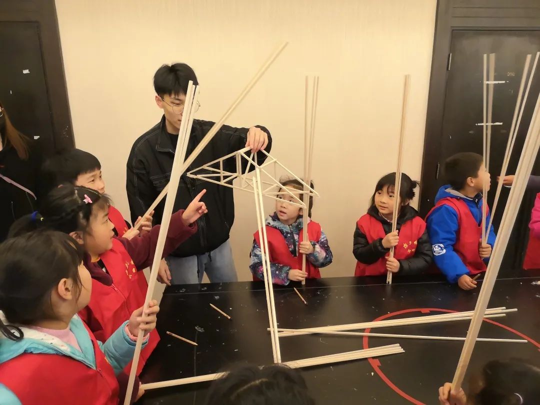 【活动回顾】亲子携手 共筑梦想之桥|小记者|木桥|木棍_新浪新闻