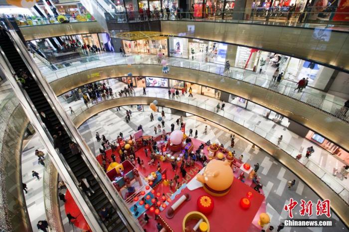 资料图：民众在商场消费购物。 中新社记者 张云 摄