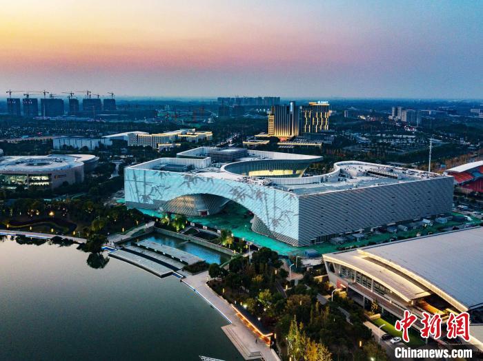 明月湖畔的运河大剧院，已经成为扬州的新地标。扬州运河文化投资集团