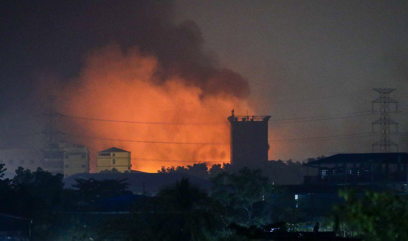 缅甸仰光多个工业区的十多家工厂遭遇纵火和打砸图源：外媒