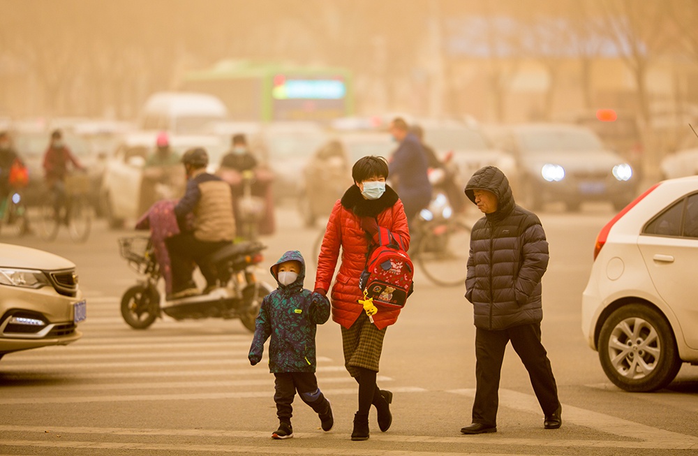 直击北方12省市遭近10年范围最广沙尘暴天空一片橘色