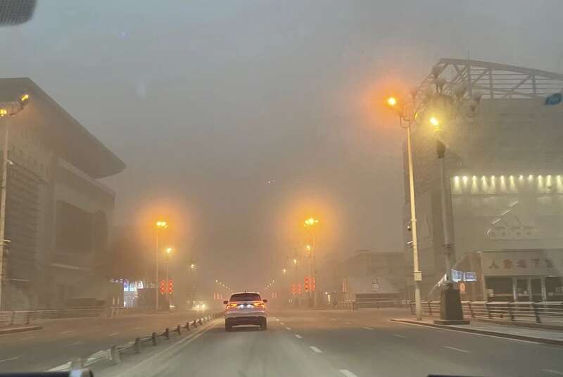 受强沙尘暴天气影响包头市钢铁大街部分护栏被刮倒.图片由受访者提供.