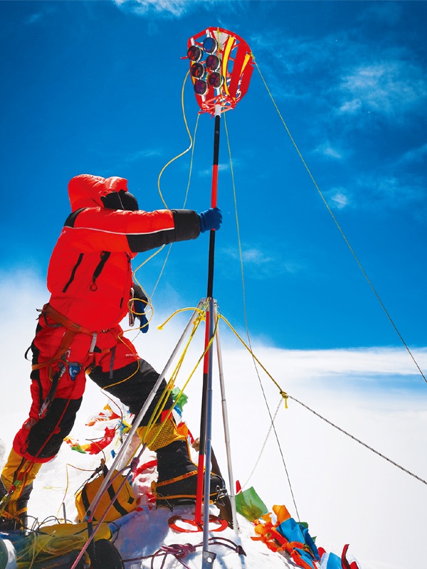 2020年12月8日，中国和尼泊尔共同向世界宣布，珠穆朗玛峰的最新雪面高程为8848.86米。2020珠峰高程测量，将我国自主研制的北斗卫星导航系统首次应用于珠峰峰顶大地高的计算，获取了更长观测时间、更多卫星观测数量的数据；GNSS接收机、长测程全站仪、重力仪等国产仪器全面担纲，指标精度达到了世界先进水平。图为2020年5月27日珠峰高程测量登山队队员在峰顶开展测量工作。　新华社特约记者 扎西次仁/摄