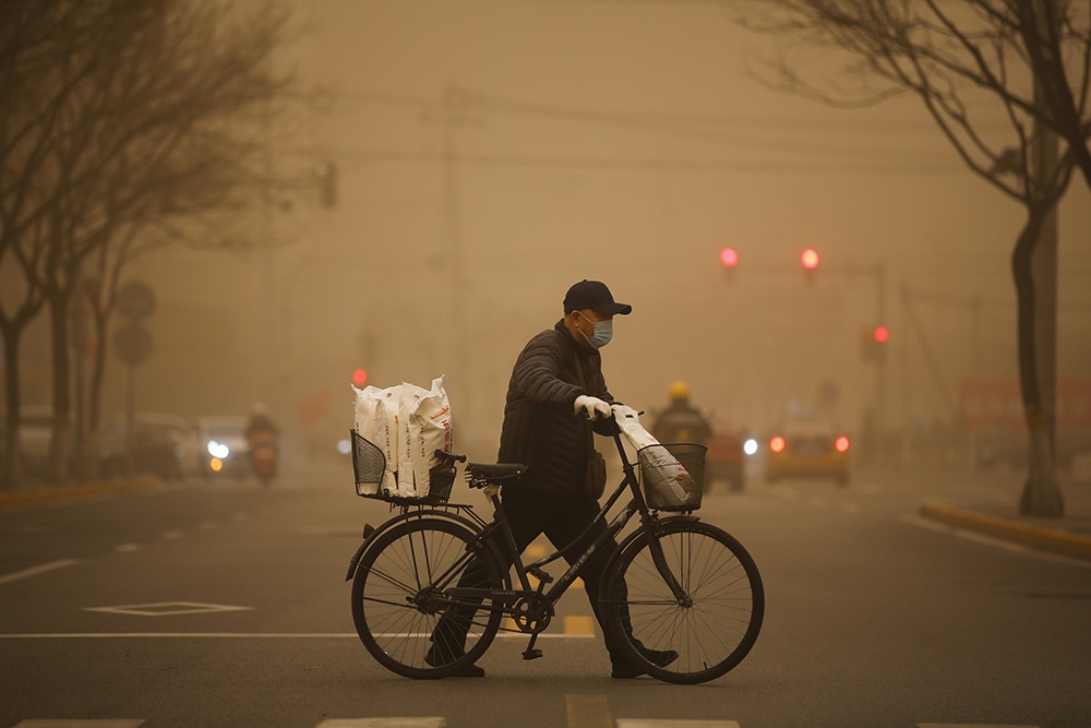 直击北方12省市遭近10年范围最广沙尘暴天空一片橘色