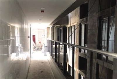 消防连廊一侧接近实墙,影响北面房间采光, 通风资料图片