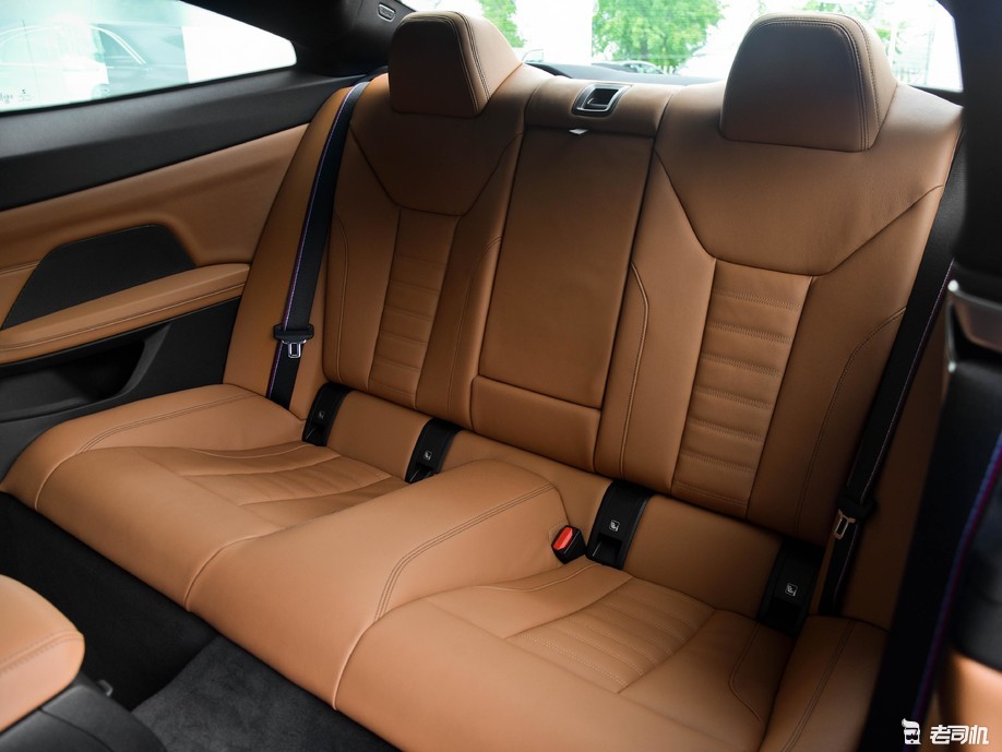 宝马4系 2021款 430i m运动曜夜版为2门4座跑车,后排空间表现一般