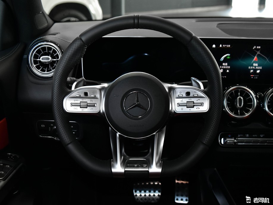 来到奔驰glb amg 2021款 amg glb 35 4matic车内,该车内饰设计十分