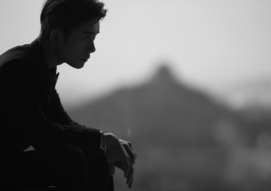 易烊千玺拍意境黑白写真 眼神坚毅气质文雅