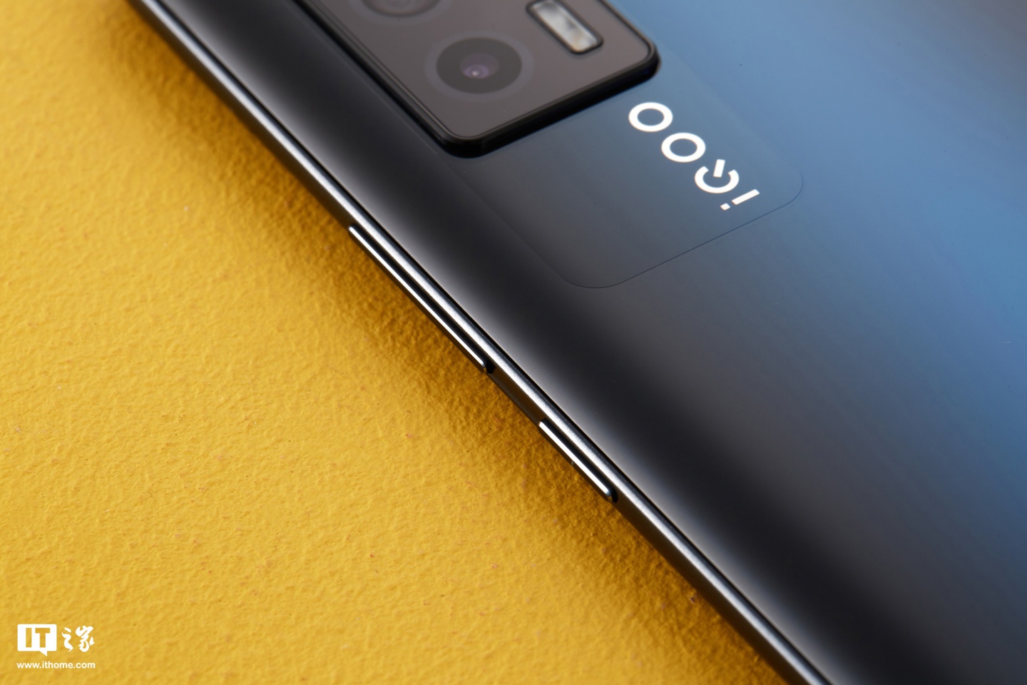 2000元档位颜值王者iqooneo5夜影黑上手图赏