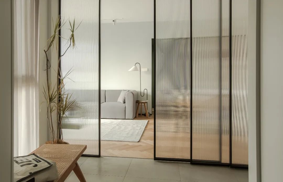 长虹玻璃纹理中隐约透着空间或人影,以小细节营造空间的感性.