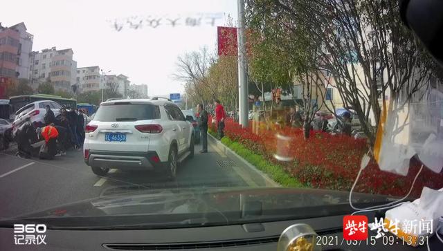 1分19秒！句容街头暖心一幕：女子被压车下众人抬车救人休闲区蓝鸢梦想 - Www.slyday.coM