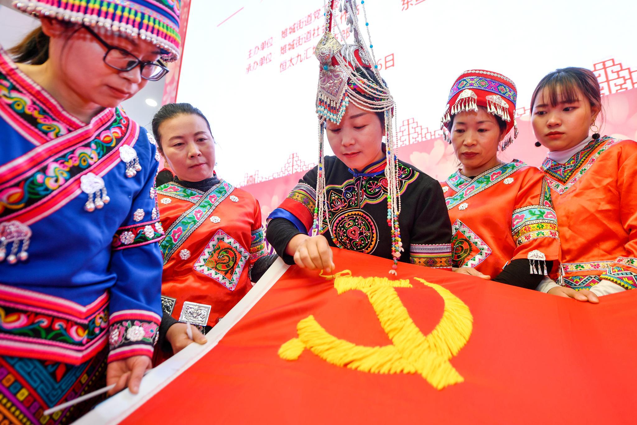 长兴百名党员绣党旗