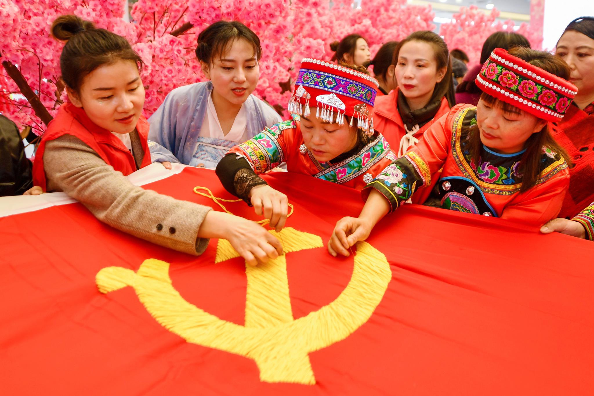 长兴百名党员绣党旗