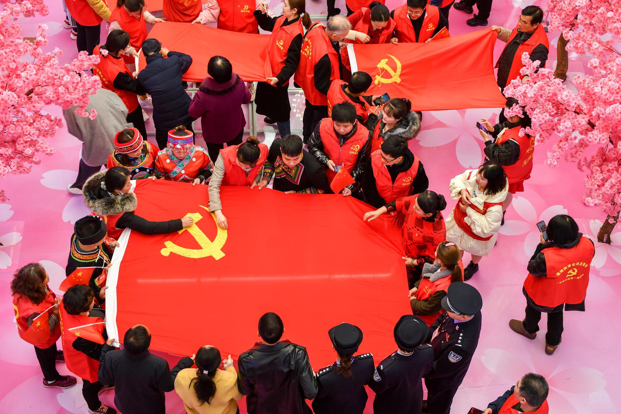 长兴百名党员绣党旗