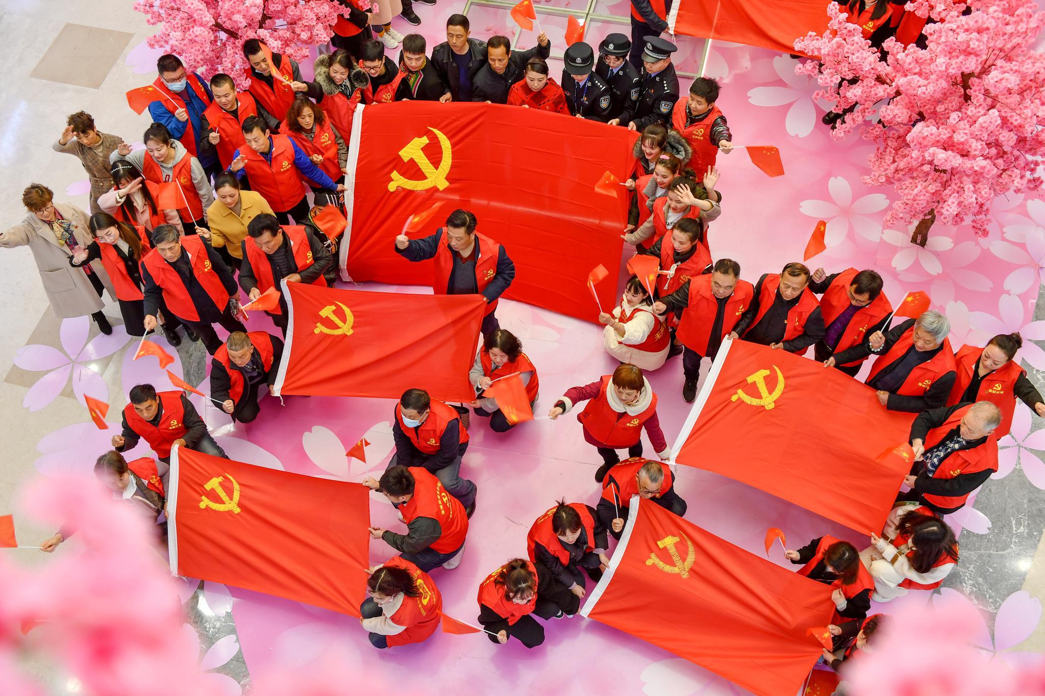 长兴百名党员绣党旗