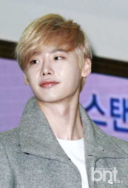 今天看到李钟硕的长发造型,稍稍给大家盘点了一下作品中的不同造型.