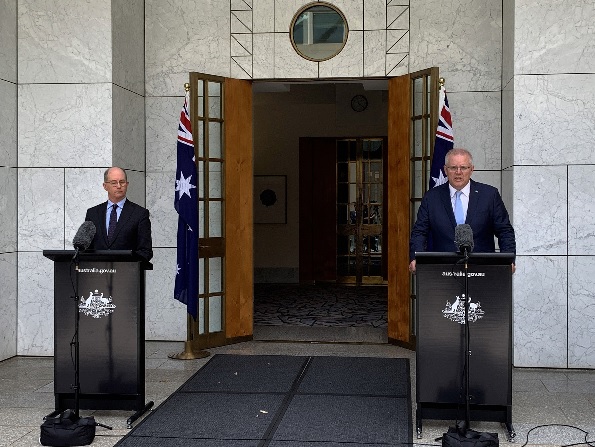 资料图：澳大利亚总理莫里森（右）在堪培拉出席新闻发布会。