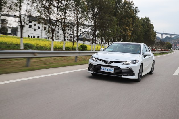 试驾2021款凯美瑞 开车能聊微信 智行安全系统更聪明