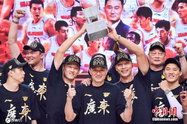 资料图:2019-20赛季颁奖仪式上广东队捧起奖杯.图片来源:ic photo