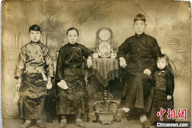 西安男子收藏近五千张全家福照片 见证“流金岁月”休闲区蓝鸢梦想 - Www.slyday.coM