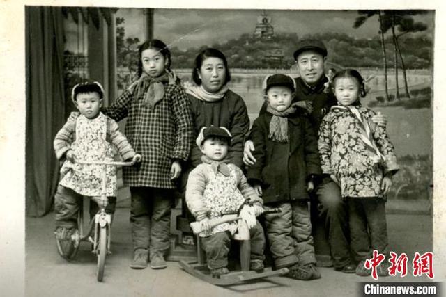 西安男子收藏近五千张全家福照片 见证“流金岁月”休闲区蓝鸢梦想 - Www.slyday.coM