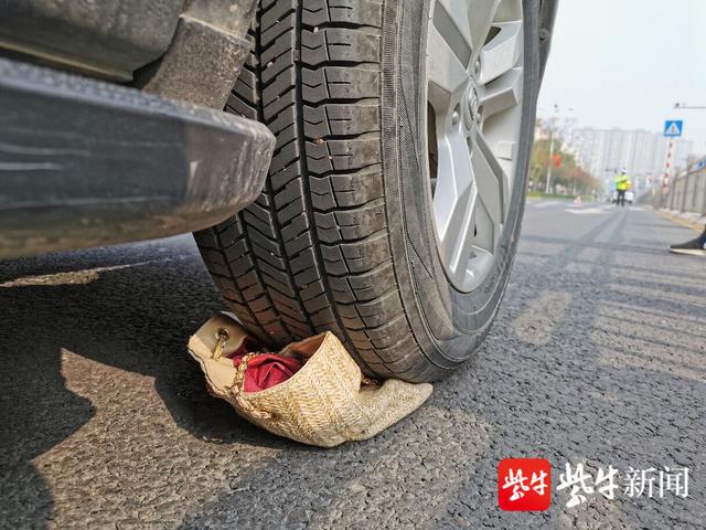 1分19秒！句容街头暖心一幕：女子被压车下众人抬车救人休闲区蓝鸢梦想 - Www.slyday.coM