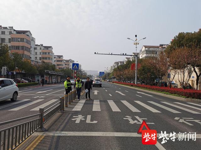 1分19秒！句容街头暖心一幕：女子被压车下众人抬车救人休闲区蓝鸢梦想 - Www.slyday.coM