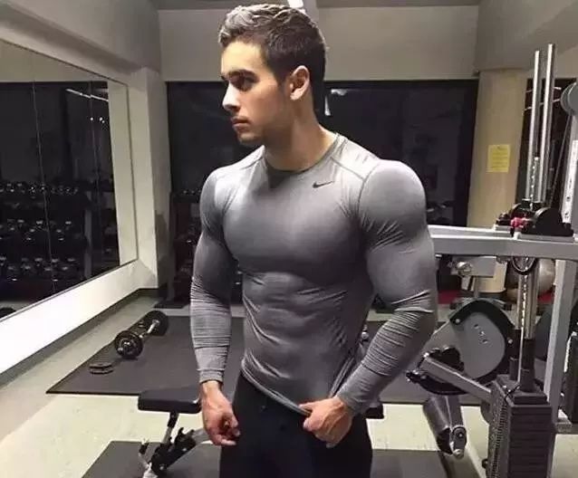 这块肌肉练不好,胸肌再大也无型!|哑铃侧平举_新浪新闻