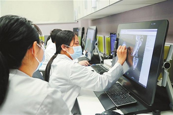 作为深港医疗合作试点，港大深圳医院已推出多项创新举措，让香港居民在深便捷就医。图为港大深圳医院1号直线加速器治疗室。