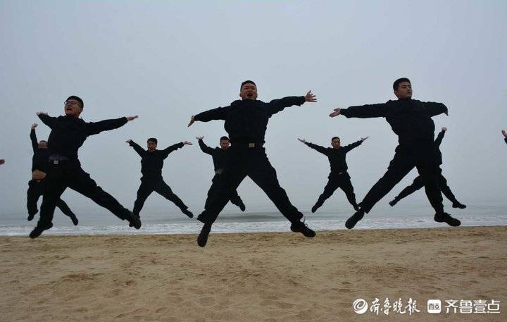 组织民警开展展腹跳体能训练