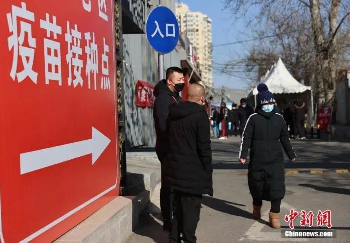 资料图：北京市朝阳区一疫苗接种点门口，民众排队等候、秩序井然。中新社记者 杨可佳 摄
