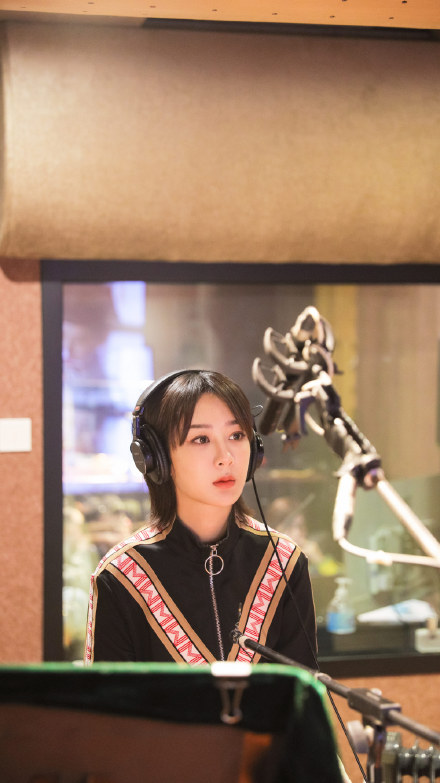 杨紫录音棚工作花絮照曝光 戴着耳机比耶超可爱