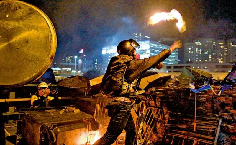 图为《理大围城》片段中有暴徒掷燃烧弹.