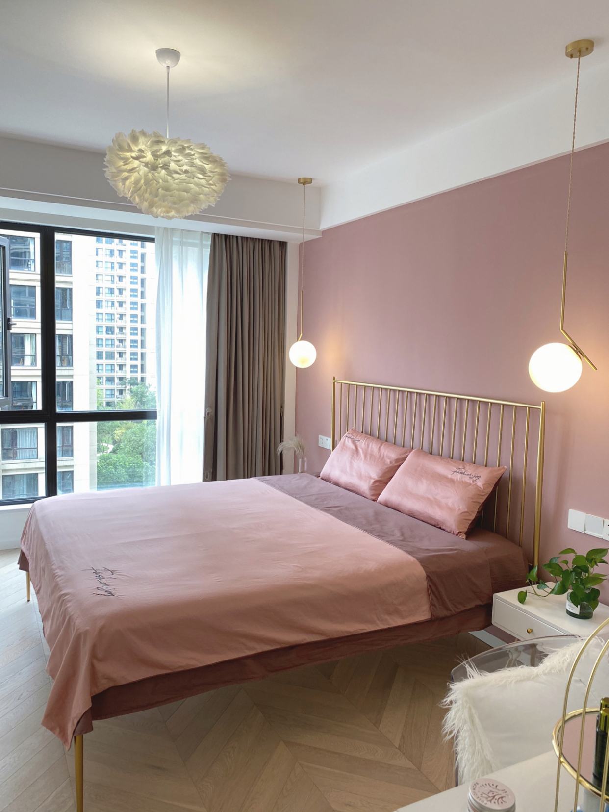 整体的装修也就是一些常规的操作,客厅一个风管机搭配双眼皮的吊顶,一