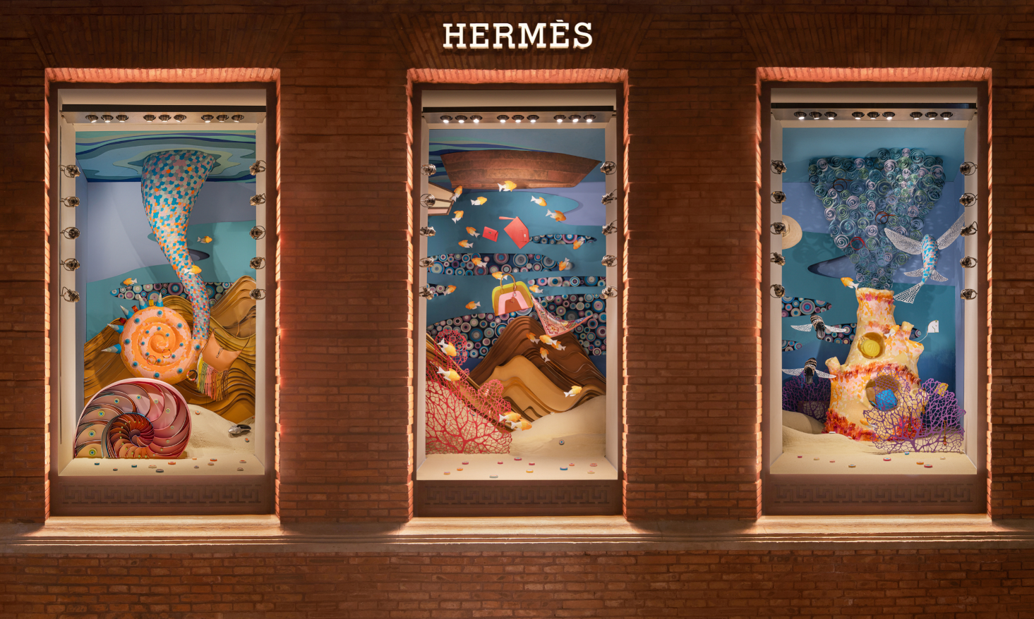 2021爱马仕春季橱窗 - 男性世界橱窗   图片来源:爱马仕两侧的橱窗以