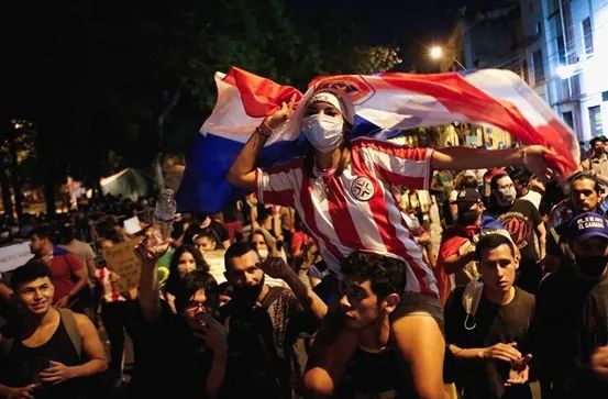巴拉圭7百万人口有18万人感染新冠，死亡超过3千例。首都亚松森民众近日连续多日聚集在总统官阺前抗议，要求总统阿布铎辞职下台。