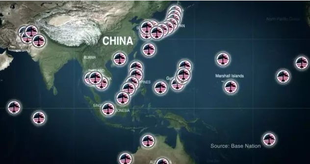 截图来自国外独立纪录片《即将到来的对华战争》，为美军在亚洲地区为包围和遏制中国而设置的军事基地