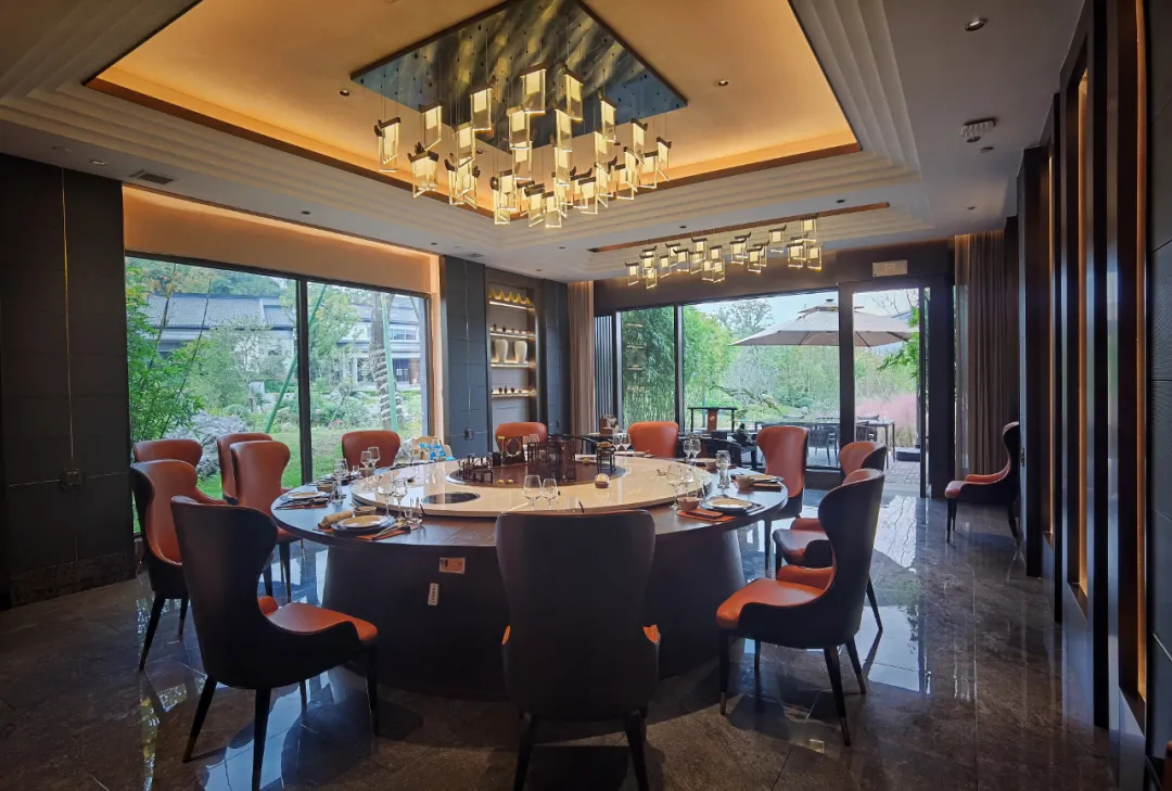 引进溪山湖水景色,造一座酒店,沏一壶香茗,待一位风雅客|客房|设计_新浪新闻