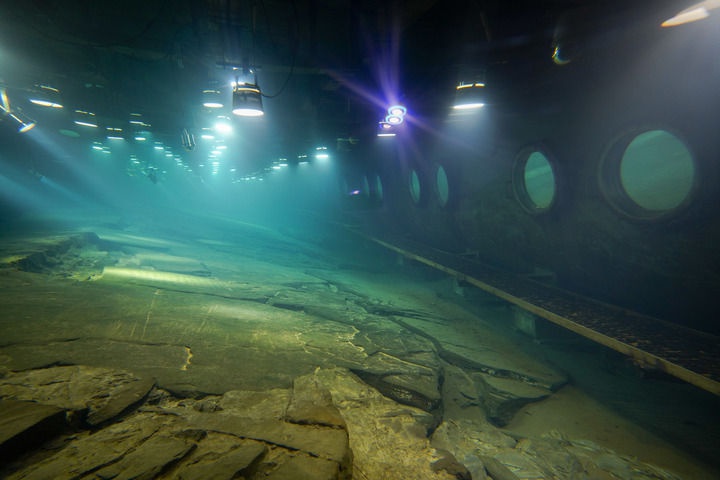 这是长江水下40米深处,利用"无压容器"原理原址原貌原环境保护的白鹤