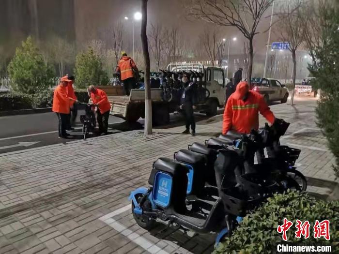 工作人员连夜投放挂牌车辆。 晋中市城市管理局供图