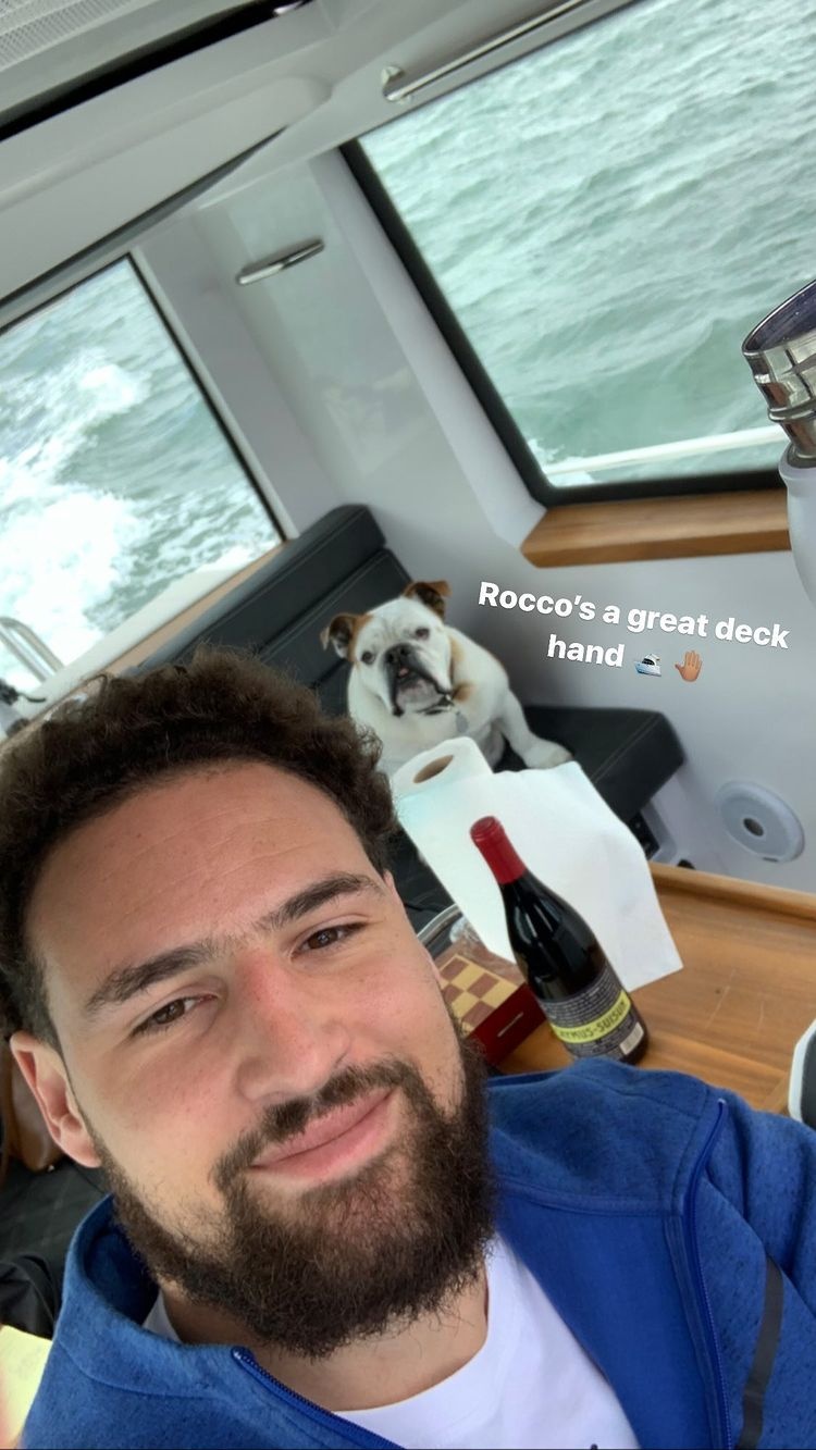 克莱晒照与爱犬rocco登船下海:rocco是个很棒的水手|爱犬|英国斗牛犬