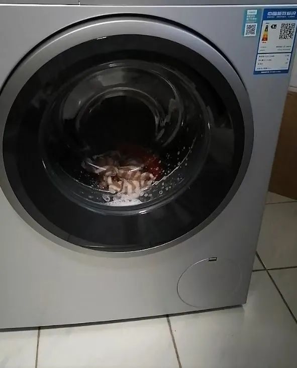 陈彤称,洗衣机显示“洗涤完成”后,机内衣物仍是湿漉漉状态。受访者供图