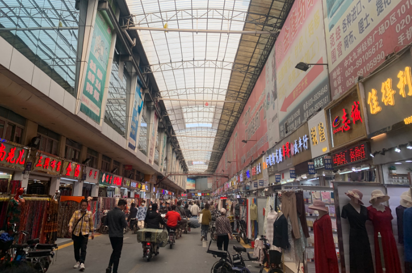 广州中大布匹市场内一家家布匹,服装,面料档口已开张经营,生意火爆.