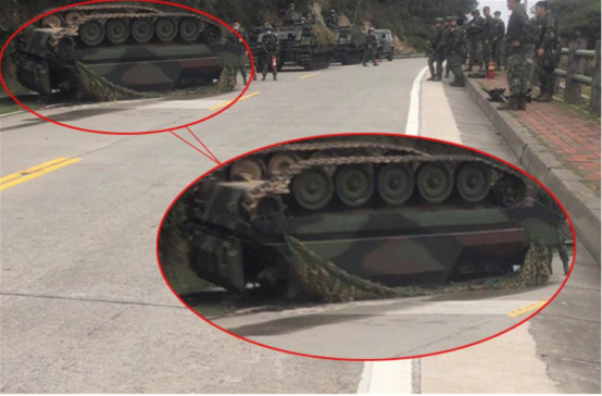 台军CM-21装甲车失控撞山翻覆。图自台媒