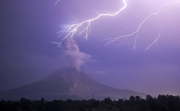 资料图：这是3月5日在印度尼西亚北苏门答腊省拍摄的锡纳朋火山上空的闪电（长时间曝光照片）。（新华社）