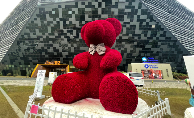 一只巨大的仿真玫瑰熊日前在常州西太湖揽月湾搭建完成,吸引众多