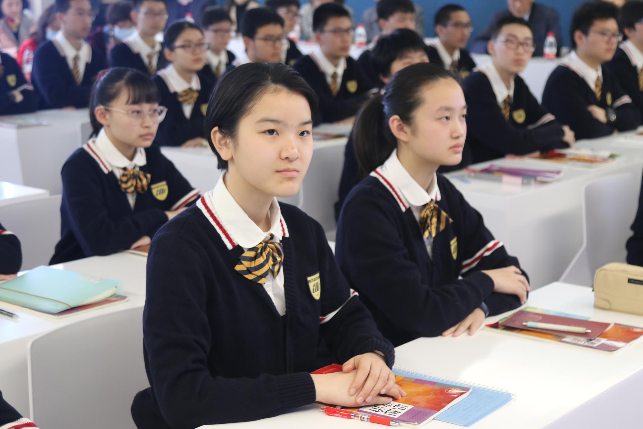 在5g全息智慧课堂上,上海和遵义的高中生跨越千里同上党史一堂课